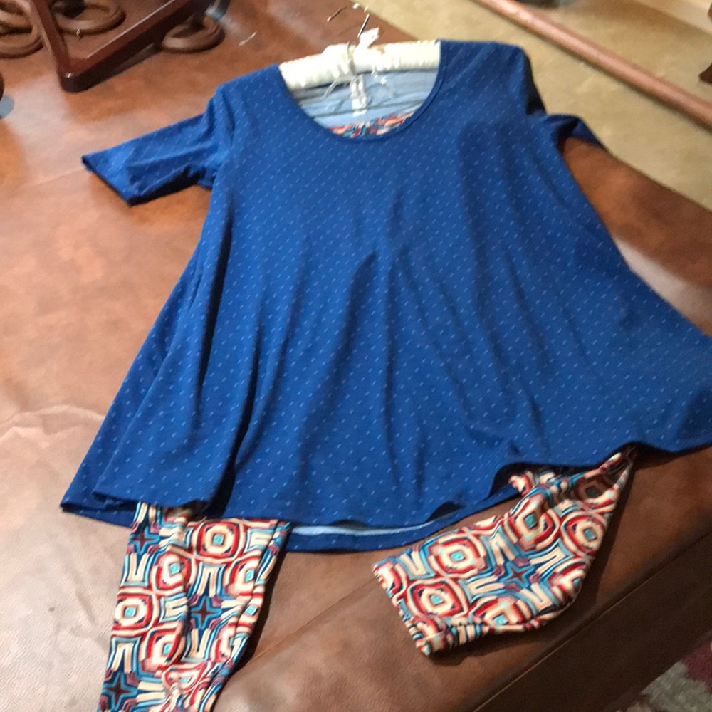 LuLaRoe Classic T and leggings.